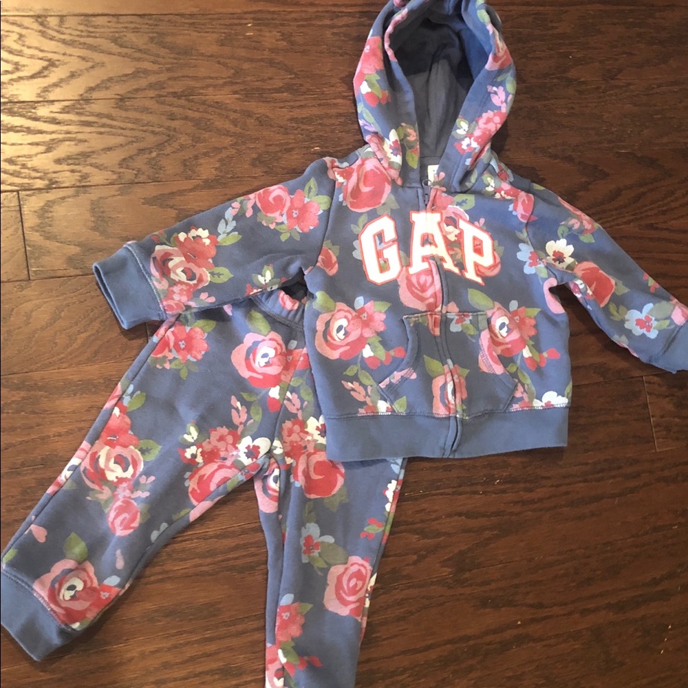 Gap Jogging Suit Set